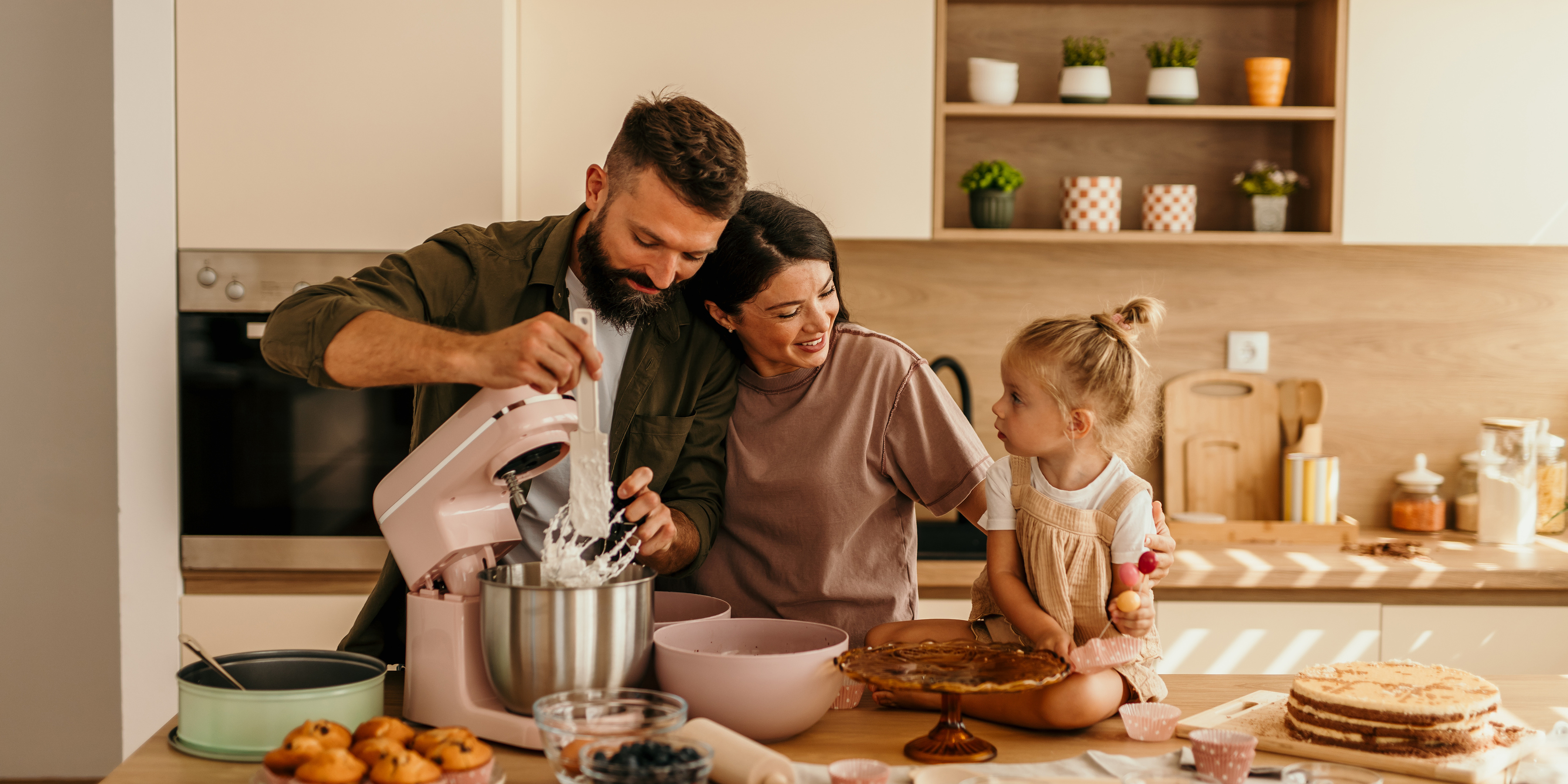 Familie beim Backen in ihrer Küche Familie beim Backen in ihrer Küche