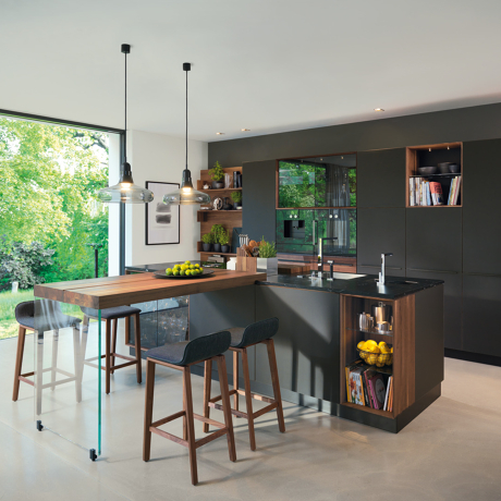 TEAM 7 Designküche mit matten Fronten in anthrazit und Massivholzelementen.