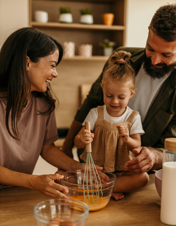 Familie beim Backen in ihrer Küche