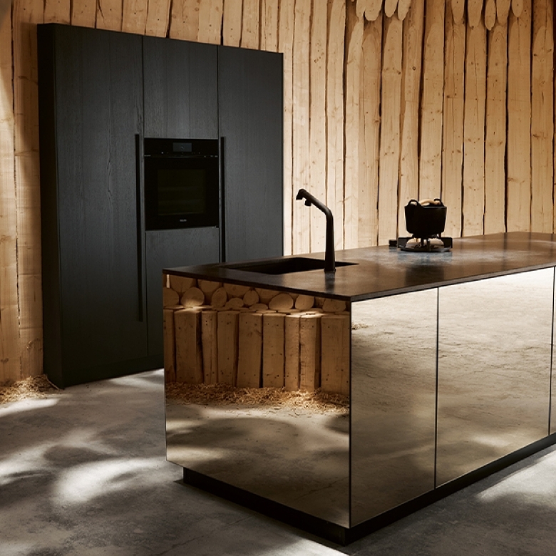 Designküche mit verspiegelter Kücheninsel.